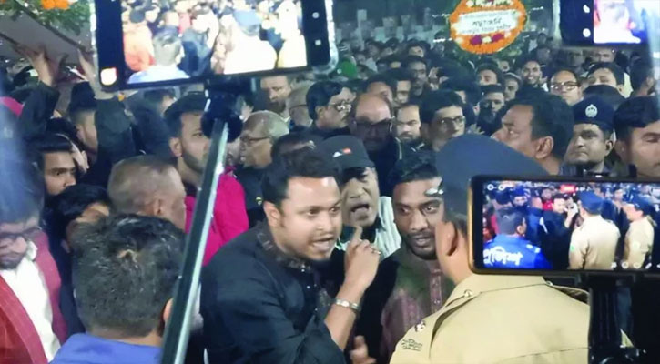 শহীদ মিনারে ফুল দেওয়াকে কেন্দ্র করে আওয়ামী লীগ-পুলিশ উত্তেজনা